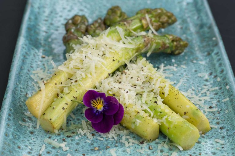 Asparagus Sauté with Parmigiano / Sparanghel soté cu parmezan