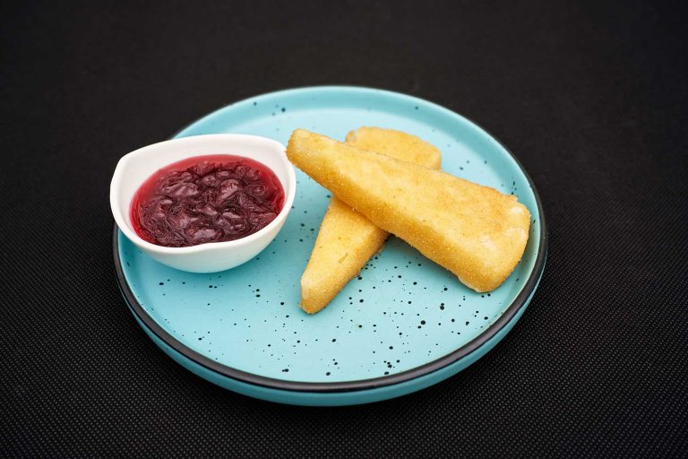 Saganaki Fried Cheese with Rose Jam / Brânză prăjită cu dulceață de trandafir