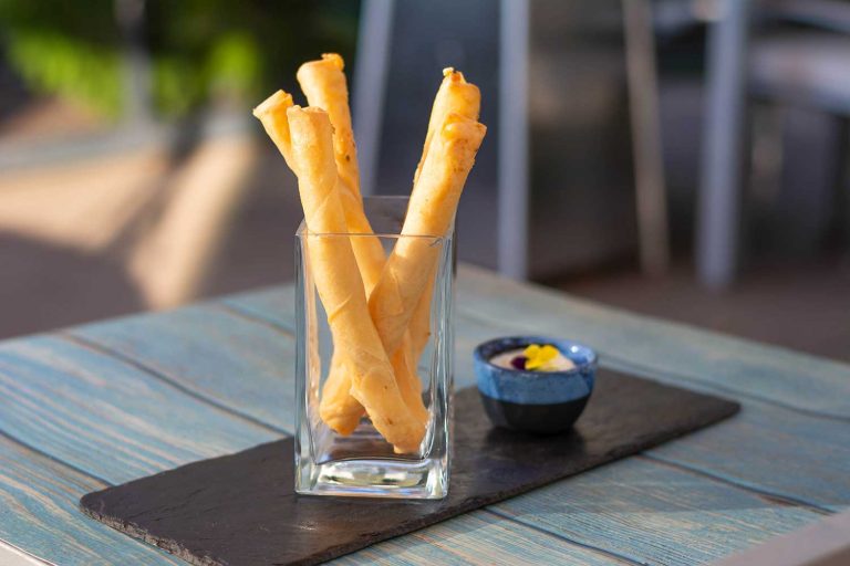 Crispy Spicy Cheese Rolls with Tzatziki / Rulouri crocante cu brânză picantă și sos tzatziki (Spicy)