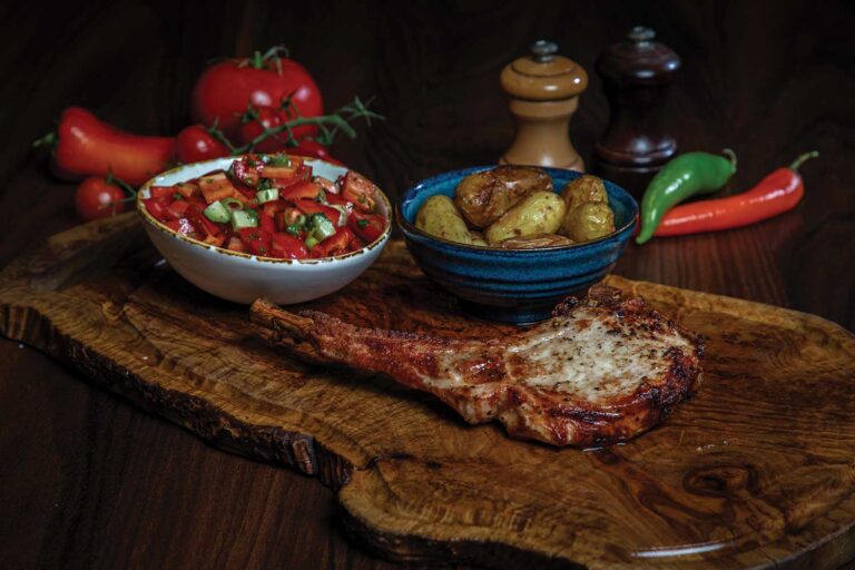 Pork chop with oven roasted potatoes and mixt salad / Cotlet de porc fraged, cartofi noi la cuptor și salată mixtă