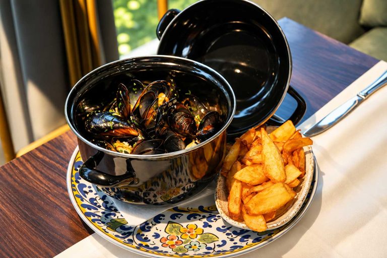 Moules marinière with french fries / Midii în vin servite cu cartofi prăjiți