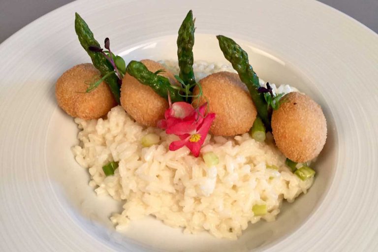 Risotto con asparagi e crema di formaggi / Risotto cu cremă de brânză și sparanghel